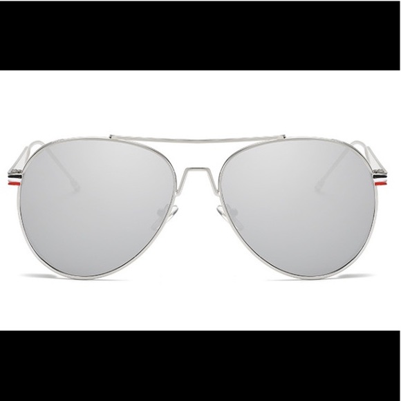 *Price Drop* Silver Mirrored Aviator Sunglass - Picture 4 of 6